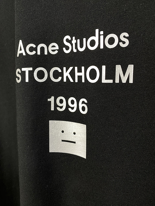 アクネストゥディオズ クラシックなシルバースマイリーシルバープリント半袖Tシャツ