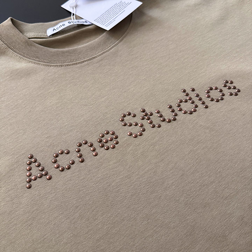 アクネストゥディオズ 新しい廃土風リベット文字半袖Tシャツ