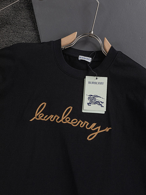 バーバリー 胸と背中のクラシックな金糸シンプルな文字刺繍ロゴ半袖Tシャツ