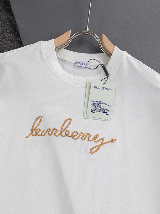バーバリー 胸と背中のクラシックな金糸シンプルな文字刺繍ロゴ半袖Tシャツ