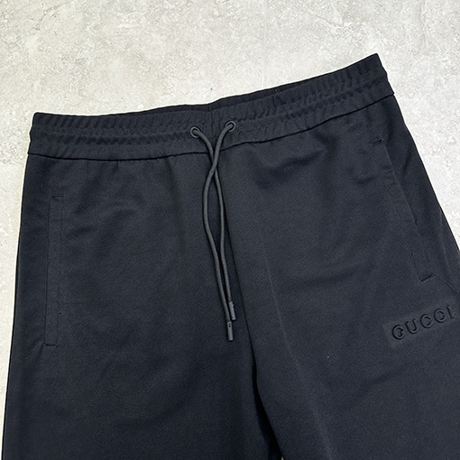 グッチ 黒と白のリブスウェットパンツ