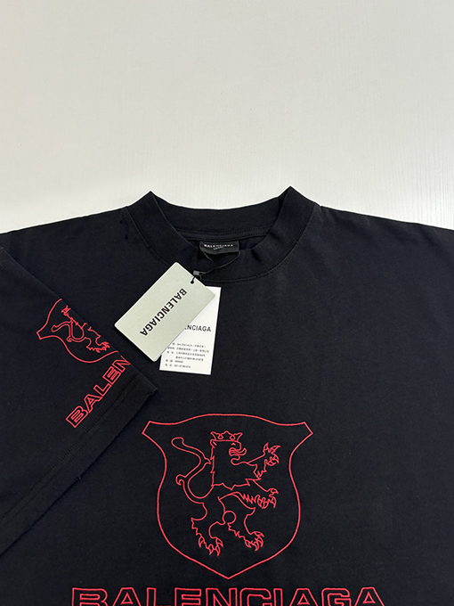 バレンシアガコピー 新しいマンチェスター・ユナイテッドの盾刺繍文字半袖Tシャツ