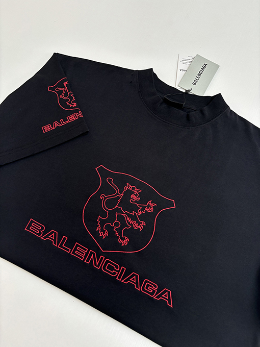 バレンシアガコピー 新しいマンチェスター・ユナイテッドの盾刺繍文字半袖Tシャツ