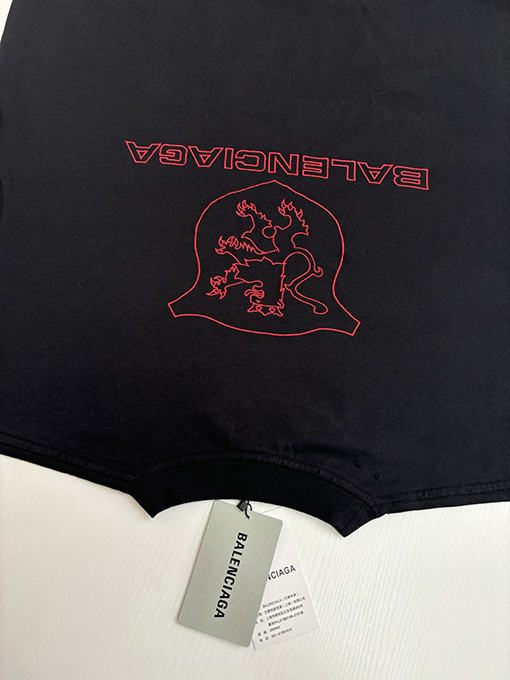 バレンシアガコピー 新しいマンチェスター・ユナイテッドの盾刺繍文字半袖Tシャツ