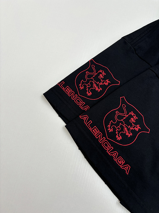 バレンシアガコピー 新しいマンチェスター・ユナイテッドの盾刺繍文字半袖Tシャツ