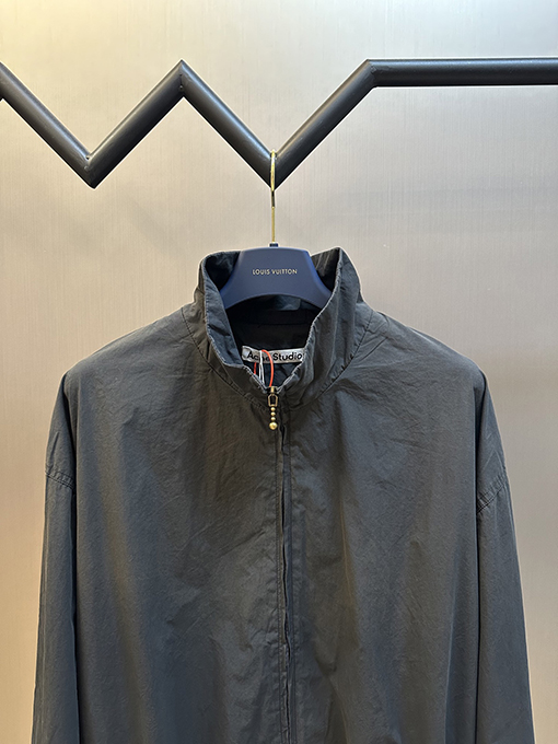 アクネストゥディオズ Acne Studios スタイリッシュなコントラストロゴジッパージャケット