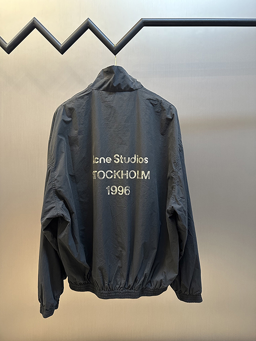 アクネストゥディオズ Acne Studios スタイリッシュなコントラストロゴジッパージャケット