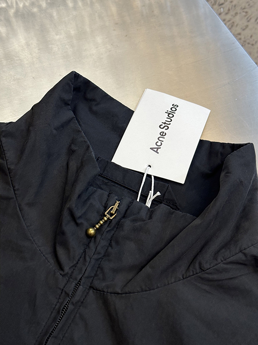 アクネストゥディオズ Acne Studios スタイリッシュなコントラストロゴジッパージャケット