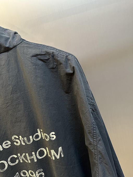 アクネストゥディオズ Acne Studios スタイリッシュなコントラストロゴジッパージャケット