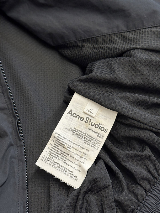 アクネストゥディオズ Acne Studios スタイリッシュなコントラストロゴジッパージャケット