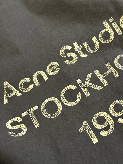 アクネストゥディオズ Acne Studios スタイリッシュなコントラストロゴジッパージャケット