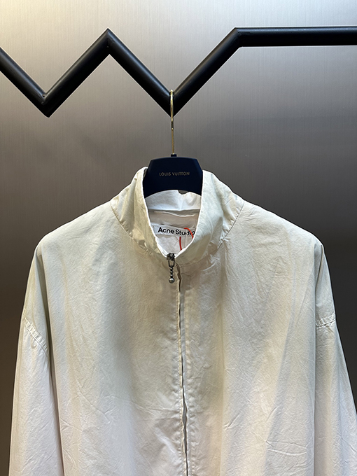 アクネストゥディオズ Acne Studios スタイリッシュなコントラストロゴジッパージャケット