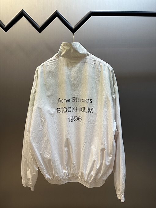 アクネストゥディオズ Acne Studios スタイリッシュなコントラストロゴジッパージャケット