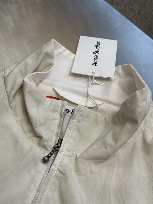 アクネストゥディオズ Acne Studios スタイリッシュなコントラストロゴジッパージャケット