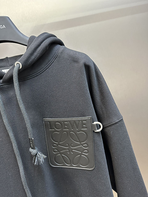 ロエベ 胸に Loewe ロゴのレザーロゴパーカー