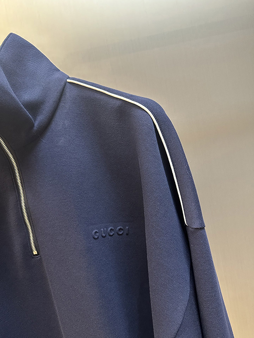 グッチ Gucci エンボスロゴジッパーパーカー
