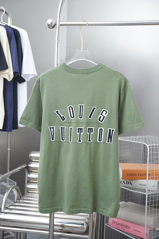 ルイヴィトン ロゴが描かれたスマートハウンド柄半袖Tシャツ