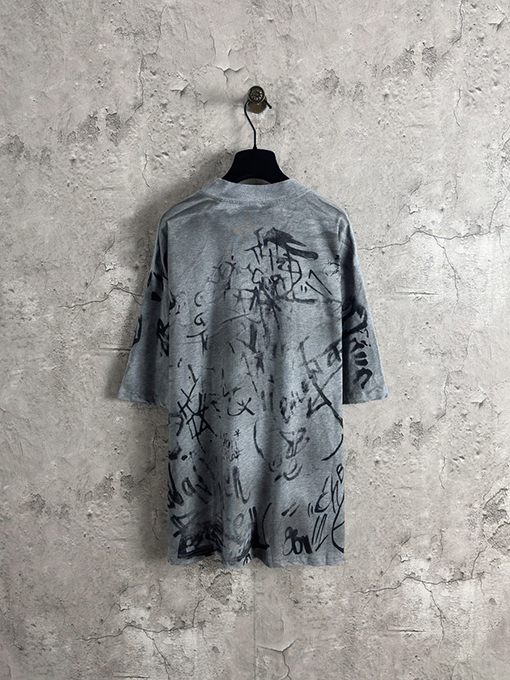 バレンシアガコピー マンネリコラボコレクションセメントスプレー汚れた手描き刺繍半袖Tシャツ