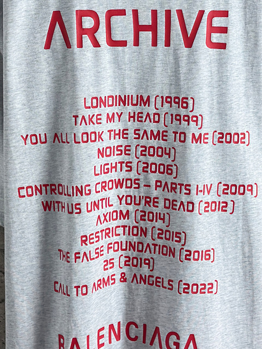バレンシアガスーパーコピー コラボ音楽限定チップ付きNFCティアプリント半袖Tシャツ