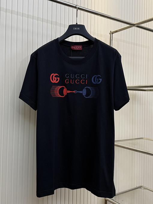 グッチスーパーコピー 馬バックルプリント文字刺繍クルーネック半袖Tシャツ
