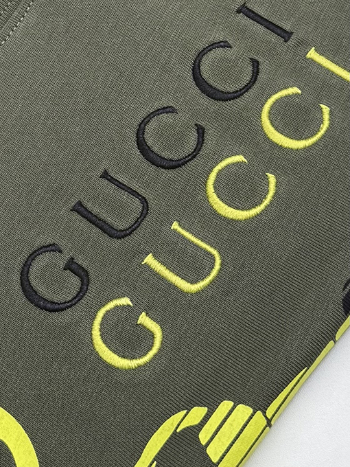 グッチスーパーコピー 馬バックルプリント文字刺繍クルーネック半袖Tシャツ