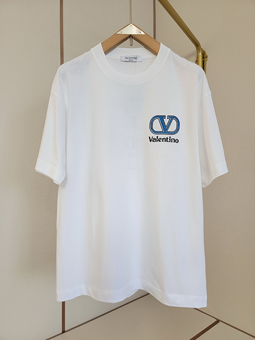 ヴァレンティノ 新しい象徴的なダブルVクラシック要素繰り返しテクスチャ文字半袖Tシャツ