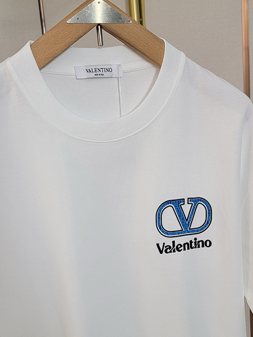 ヴァレンティノ 新しい象徴的なダブルVクラシック要素繰り返しテクスチャ文字半袖Tシャツ