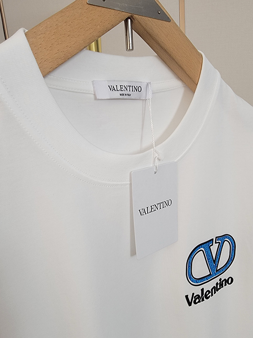 ヴァレンティノ 新しい象徴的なダブルVクラシック要素繰り返しテクスチャ文字半袖Tシャツ