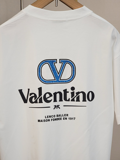 ヴァレンティノ 新しい象徴的なダブルVクラシック要素繰り返しテクスチャ文字半袖Tシャツ