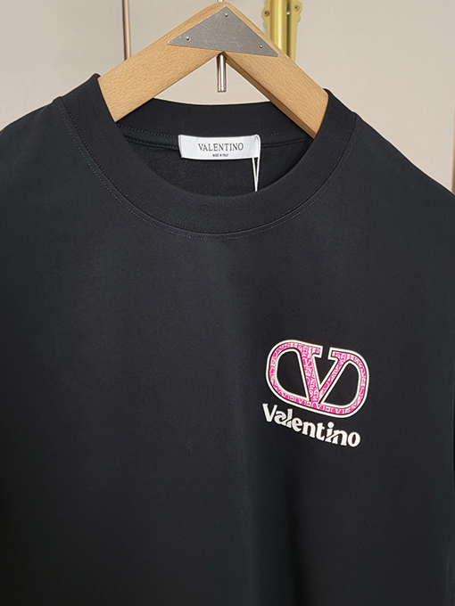 ヴァレンティノ 新しい象徴的なダブルVクラシック要素繰り返しテクスチャ文字半袖Tシャツ