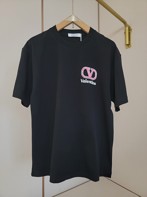 ヴァレンティノ 新しい象徴的なダブルVクラシック要素繰り返しテクスチャ文字半袖Tシャツ
