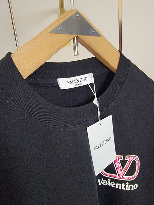 ヴァレンティノ 新しい象徴的なダブルVクラシック要素繰り返しテクスチャ文字半袖Tシャツ