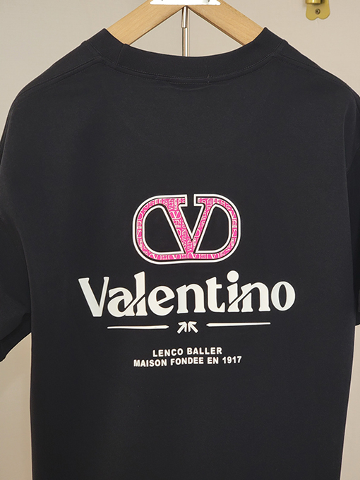ヴァレンティノ 新しい象徴的なダブルVクラシック要素繰り返しテクスチャ文字半袖Tシャツ