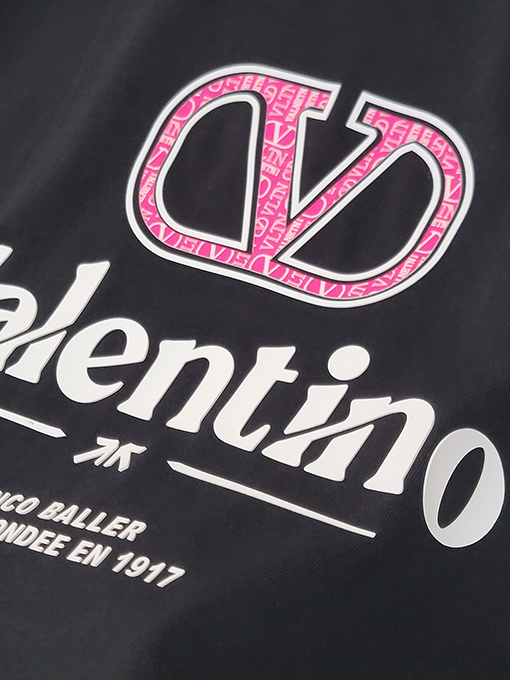 ヴァレンティノ 新しい象徴的なダブルVクラシック要素繰り返しテクスチャ文字半袖Tシャツ
