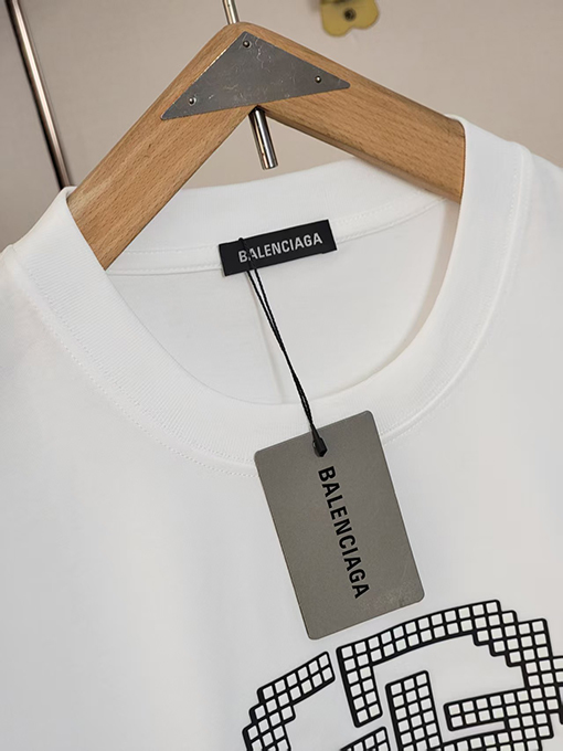 バレンシアガ 新しいピクセル化されたデザインスタイルの半袖Tシャツ