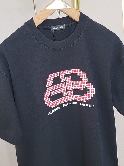 バレンシアガ 新しいピクセル化されたデザインスタイルの半袖Tシャツ
