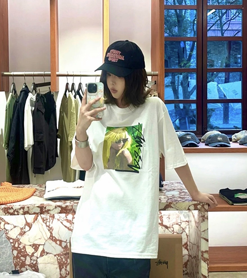 STUSSY SS25 LAURA ブロンドのTシャツ