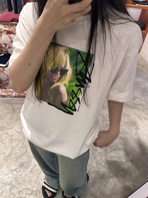 STUSSY SS25 LAURA ブロンドのTシャツ