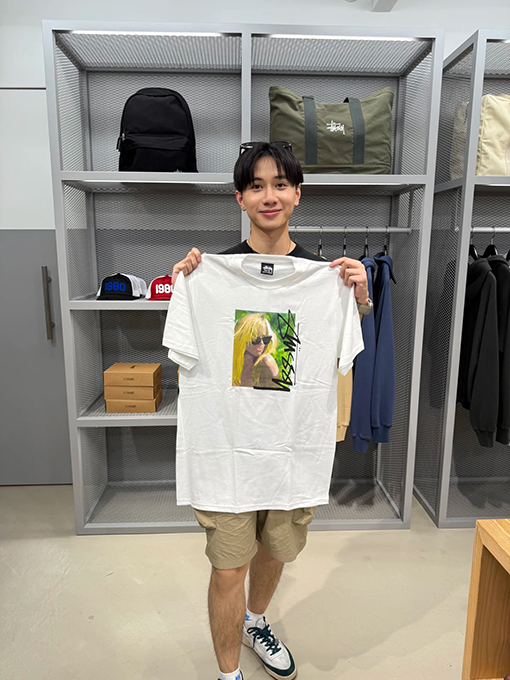 STUSSY SS25 LAURA ブロンドのTシャツ