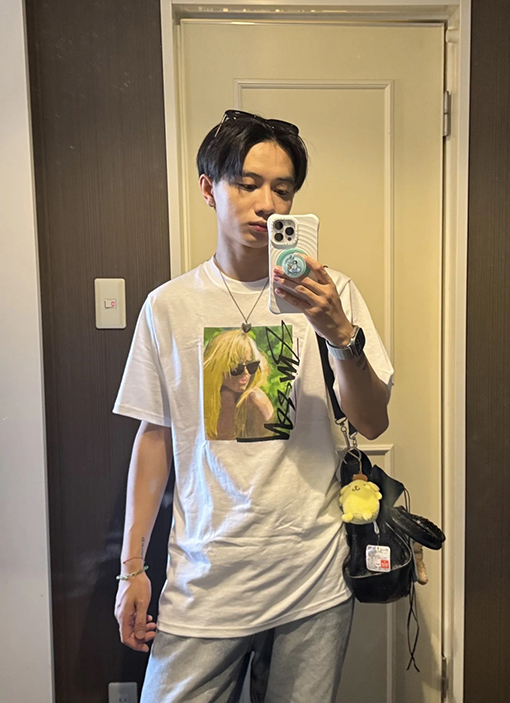 STUSSY SS25 LAURA ブロンドのTシャツ