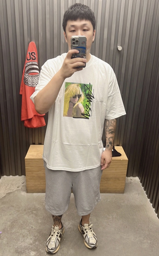 STUSSY SS25 LAURA ブロンドのTシャツ