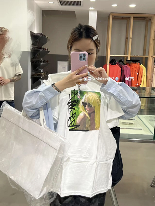 STUSSY SS25 LAURA ブロンドのTシャツ