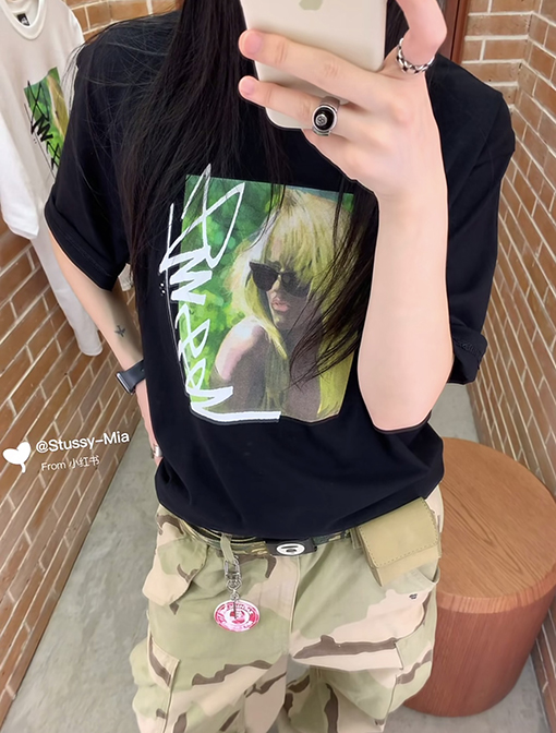 STUSSY SS25 LAURA ブロンドのTシャツ