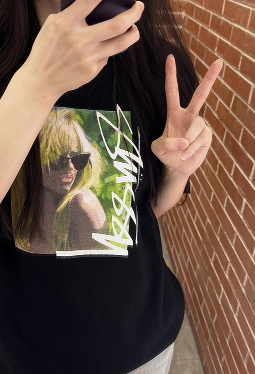 STUSSY SS25 LAURA ブロンドのTシャツ