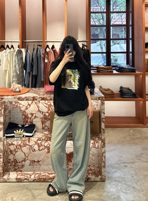 STUSSY SS25 LAURA ブロンドのTシャツ