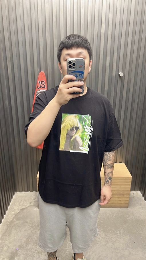 STUSSY SS25 LAURA ブロンドのTシャツ