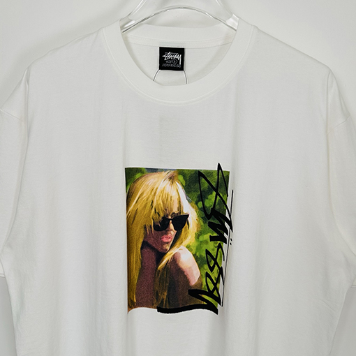 STUSSY SS25 LAURA ブロンドのTシャツ