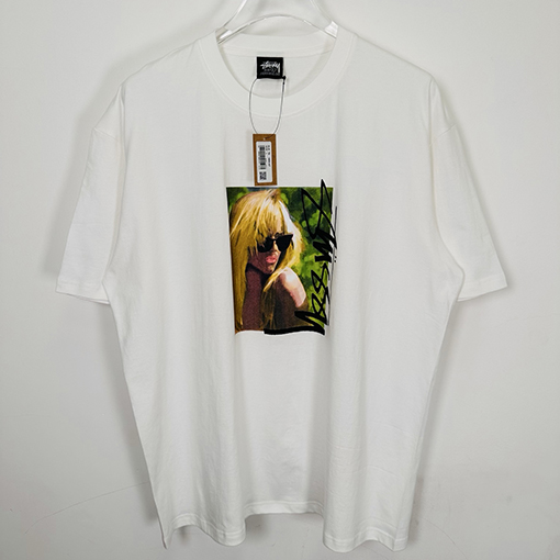 STUSSY SS25 LAURA ブロンドのTシャツ