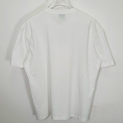 STUSSY SS25 LAURA ブロンドのTシャツ
