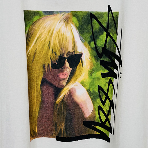 STUSSY SS25 LAURA ブロンドのTシャツ